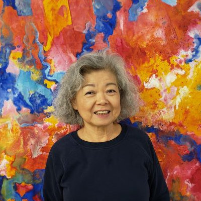 Portrait photo of Ming Franz with its painting in background
